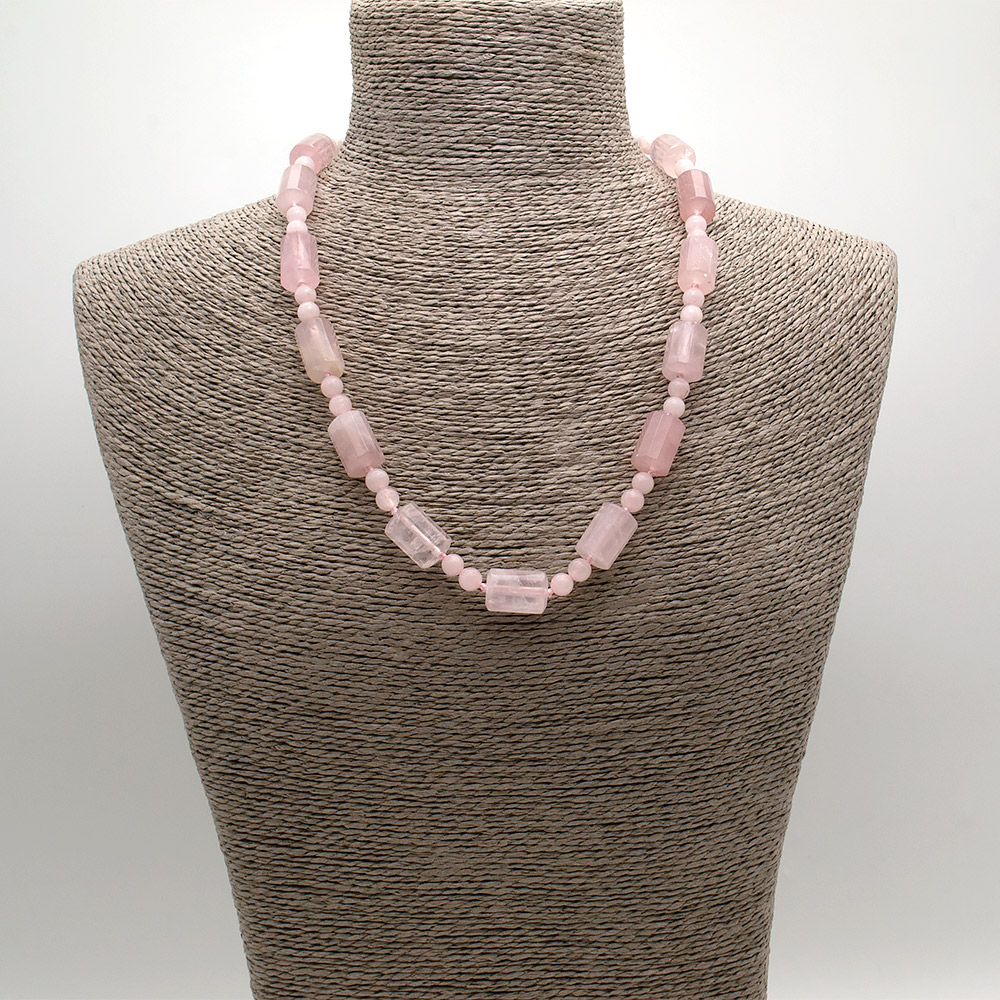 Фото товара бусы из розового кварца цилиндр грань