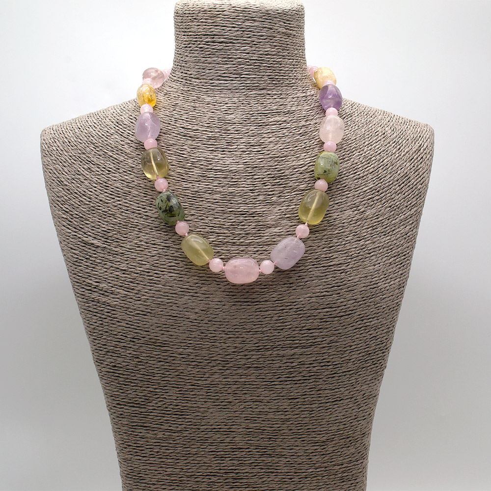 Фото товара бусы из самоцветов галтовка