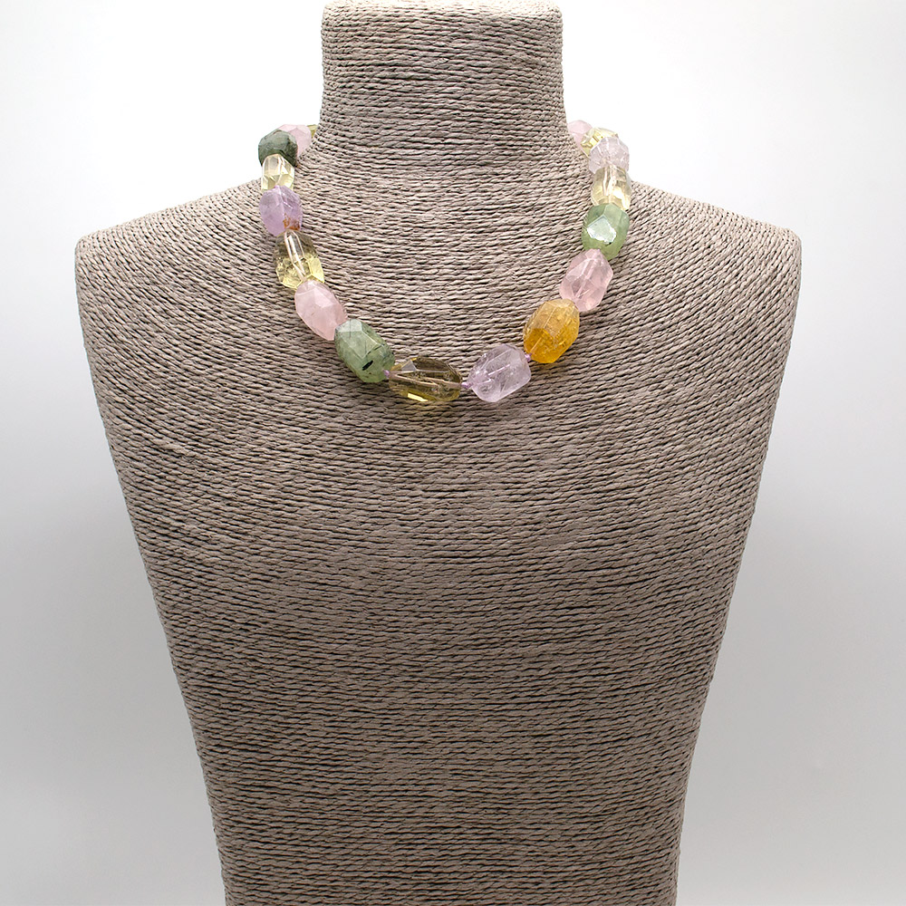 Фото товара бусы из самоцветов галтовка