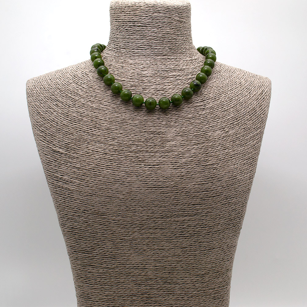 Фото товара бусы из нефрита 8 мм