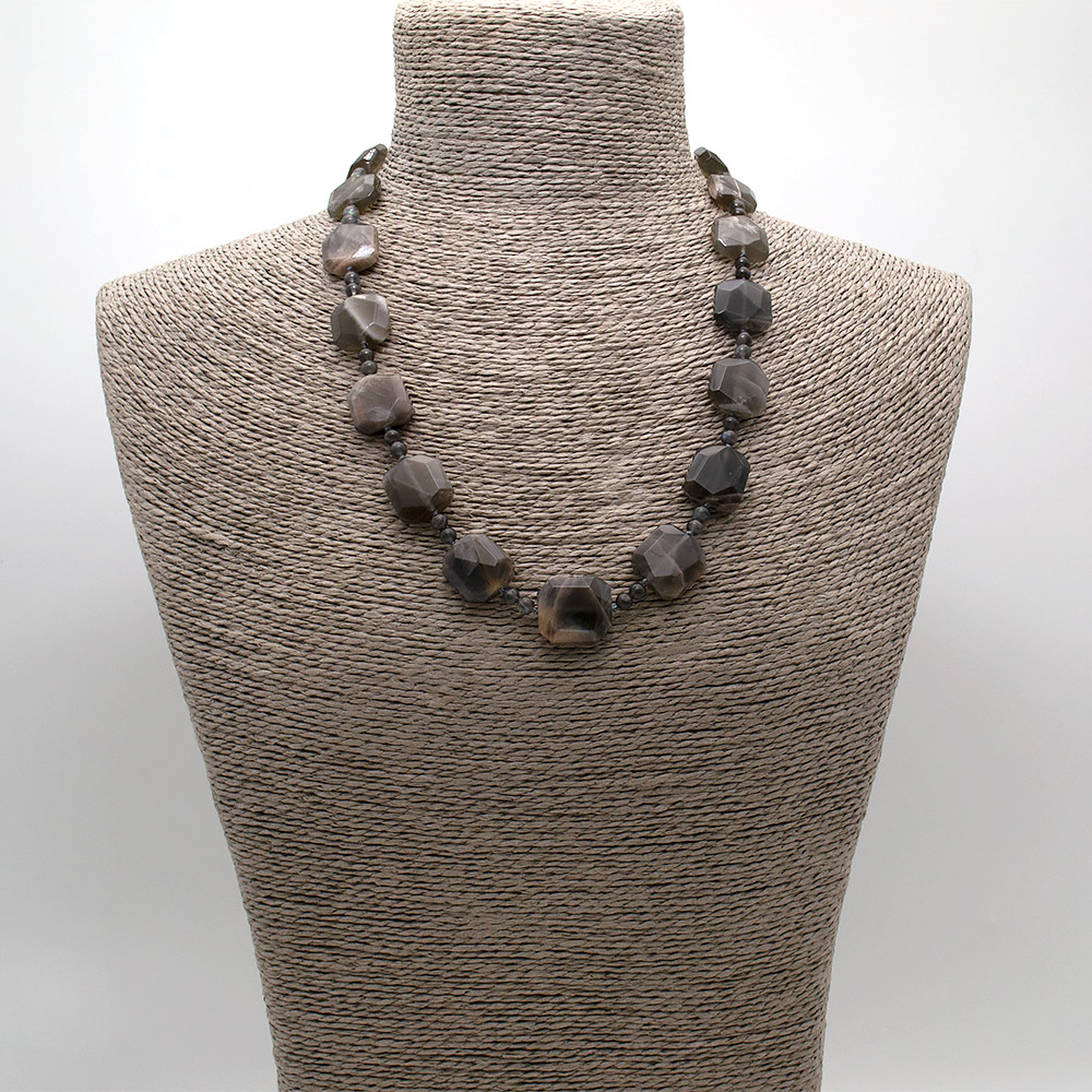 Фото товара бусы из солнечного камня квадрат