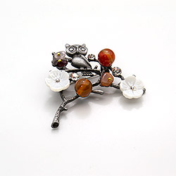 Брошь "Сова на ветке" сердолик А0076