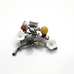 Брошь "Сова на ветке" самоцветы А0076