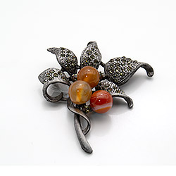 Брошь "Букет" со стразами сердолик