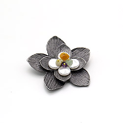 Брошь - подвеска "Цветок" майорика белая
