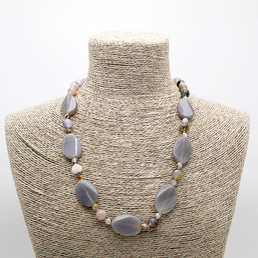 Фото товара бусы из агата тонированного серого таблетка