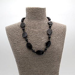 Фото товара бусы из агата черного таблетка овальная 30*20 мм