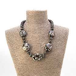 Бусы из перламутра таблетка