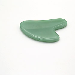 Скребок Гуаша "Сердце" из авантюрина зеленого светлого