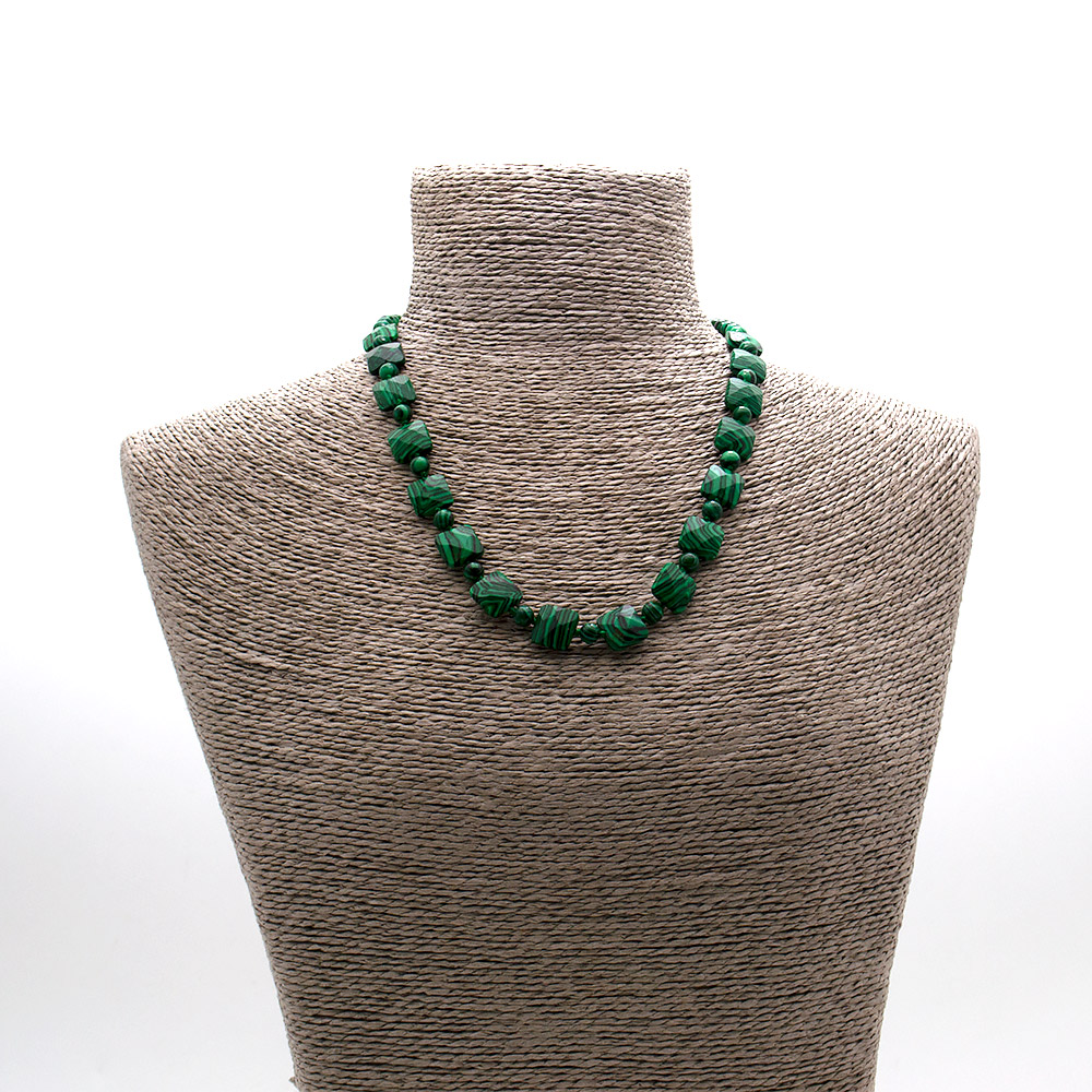 Фото товара бусы из малахита имитации квадрат грань