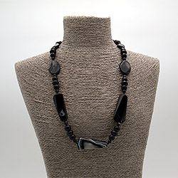 Фото товара бусы из агата черного таблетка витая