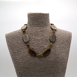 Фото товара бусы из агата тонированного кракле желтого восьмиугольник