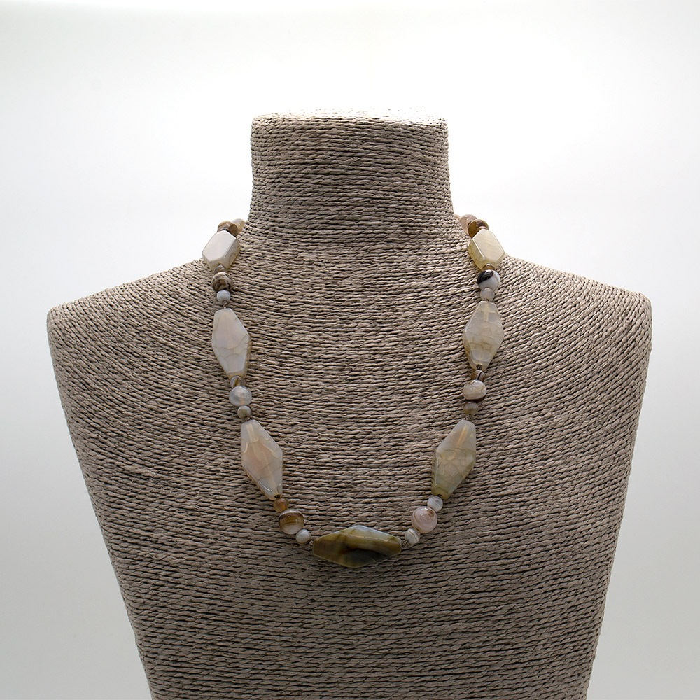 Фото товара бусы из агата тонированного кракле серого ромб