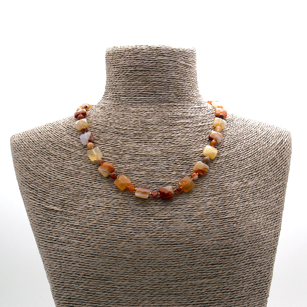 Фото товара бусы из сердолика светлого квадрат