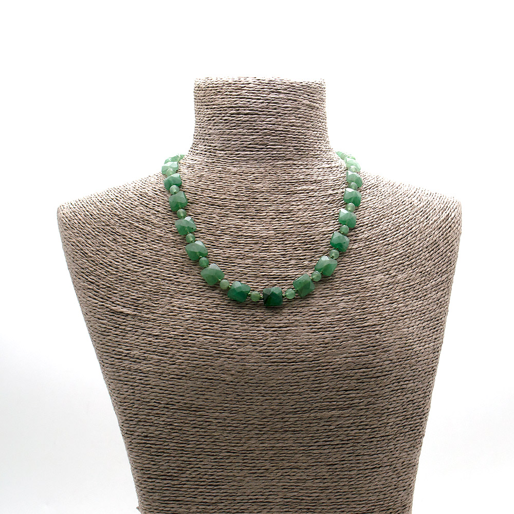 Фото товара бусы из авантюрина зеленого квадрат