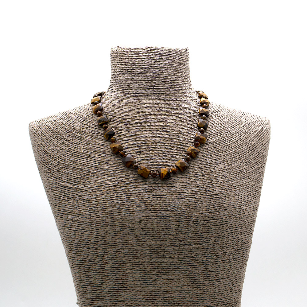 Фото товара бусы из тигрового глаза квадрат