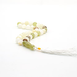 Четки из оникса белого 12 мм 33 бусины