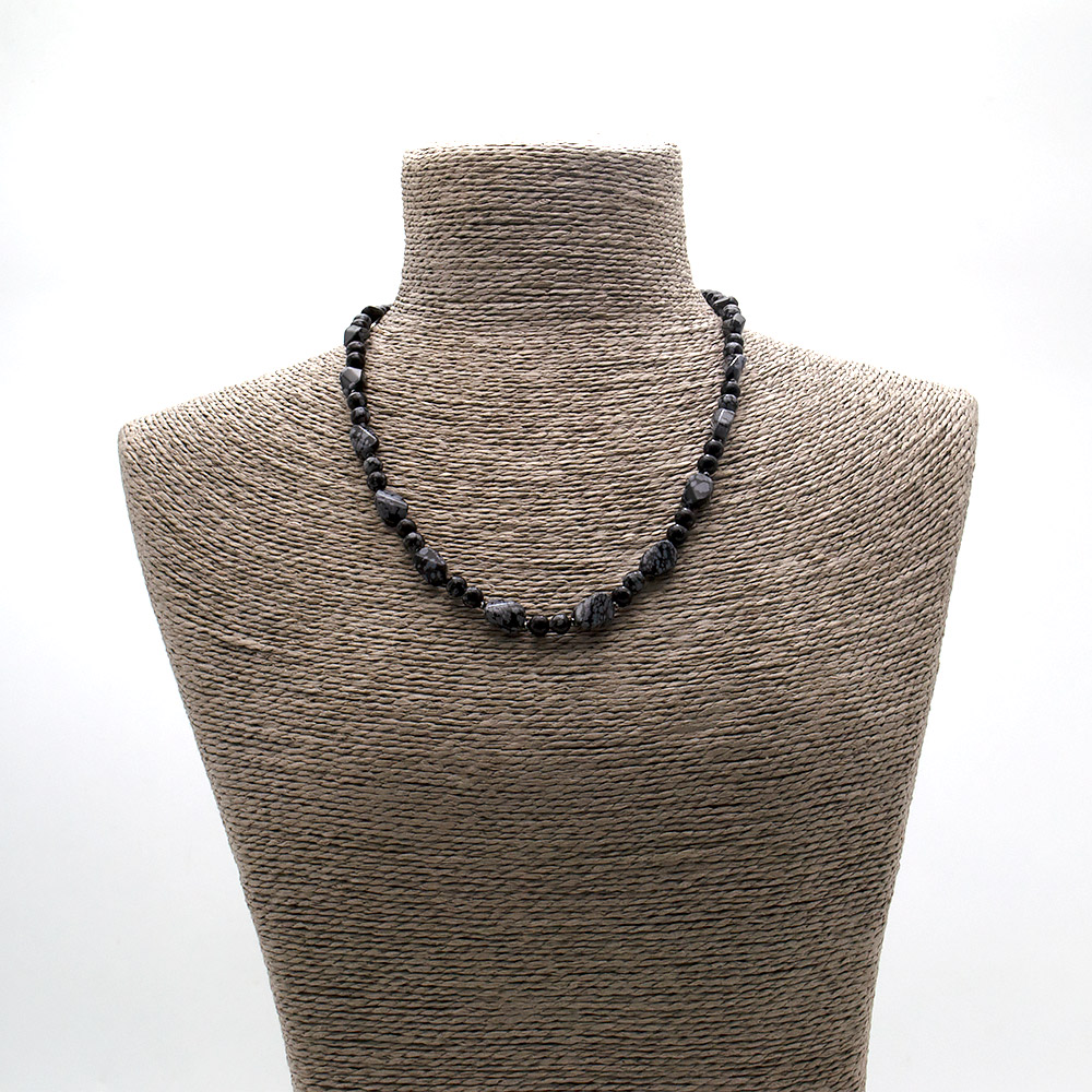 Фото товара бусы из обсидиана снежного виток