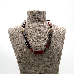 Бусы из сердолика темного таблетка прямоугольная