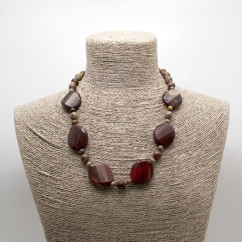 Фото товара бусы из яшмы красной таблетка овальная граненая