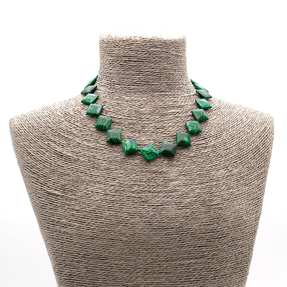 Фото товара бусы из малахита имитации ромб