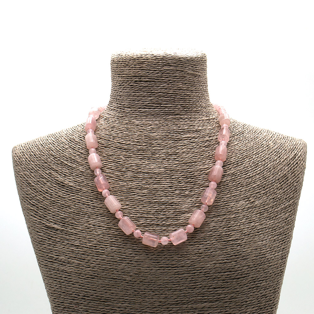 Фото товара бусы из розового кварца цилиндр трехсторонний