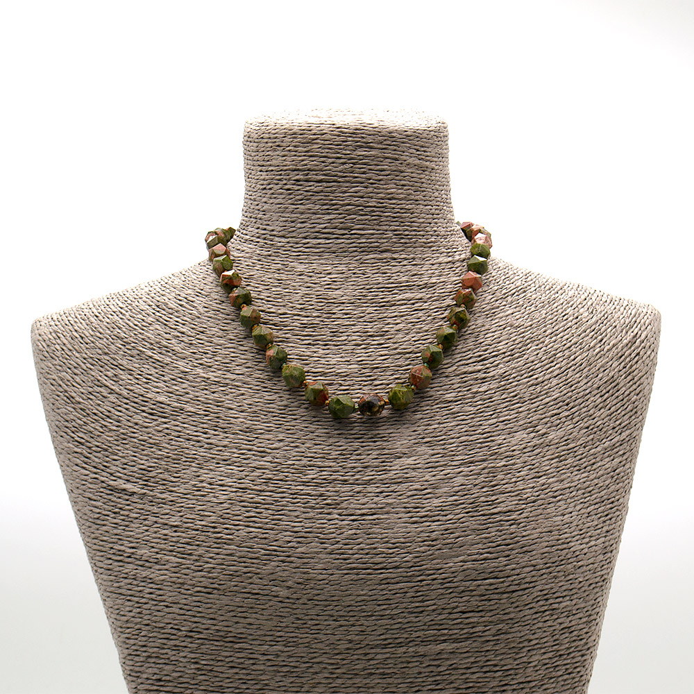 Фото товара бусы из яшмы унакит крупная грань