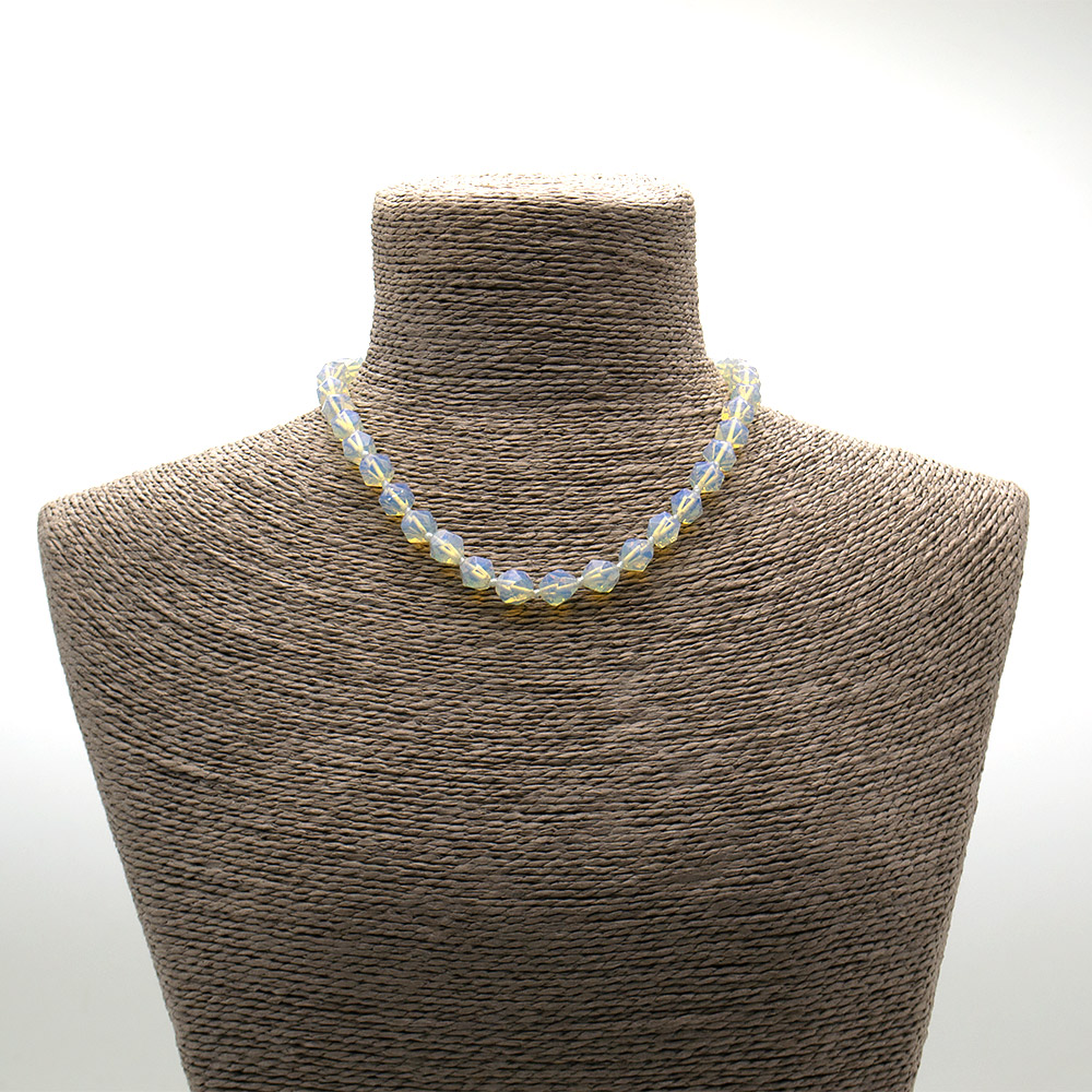 Фото товара бусы из лунного камня имитации крупная грань