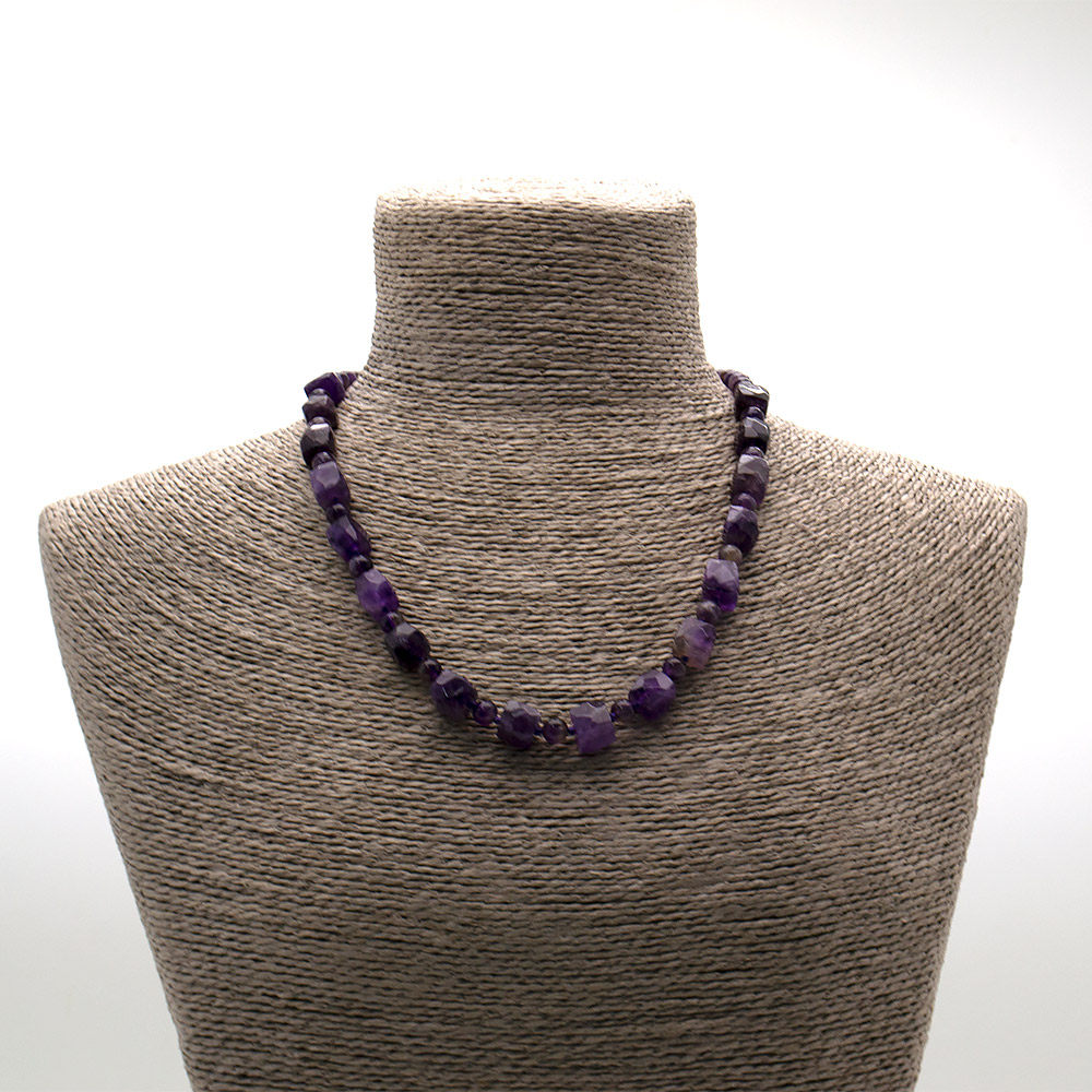 Фото товара бусы из аметиста куб с гранями