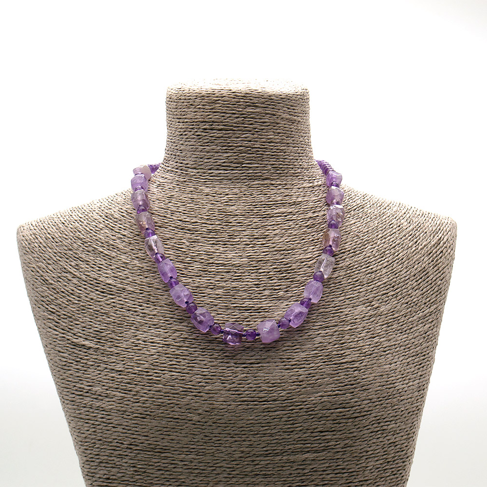 Фото товара бусы из аметрина куб с гранями