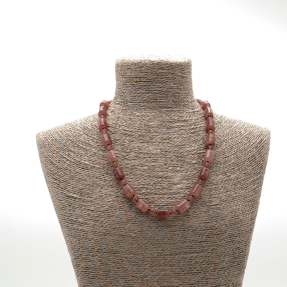 Фото товара бусы из земляничного кварца цилиндр трехсторонний