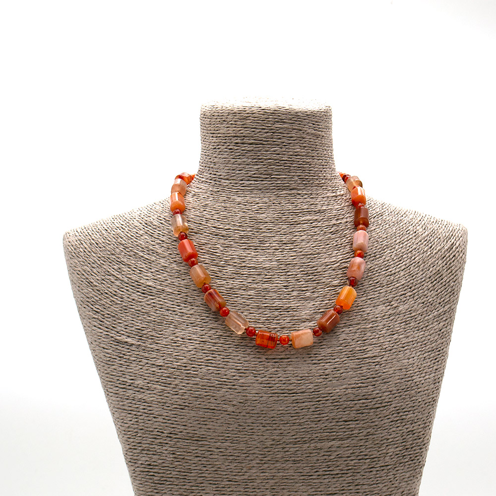 Фото товара бусы из сердолика цилиндр трехсторонний