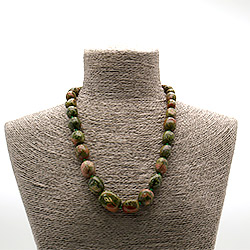 Бусы из яшмы унакит галтовка