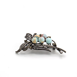 Брошь "Ажурный лист 5 камней" варисцит А0147