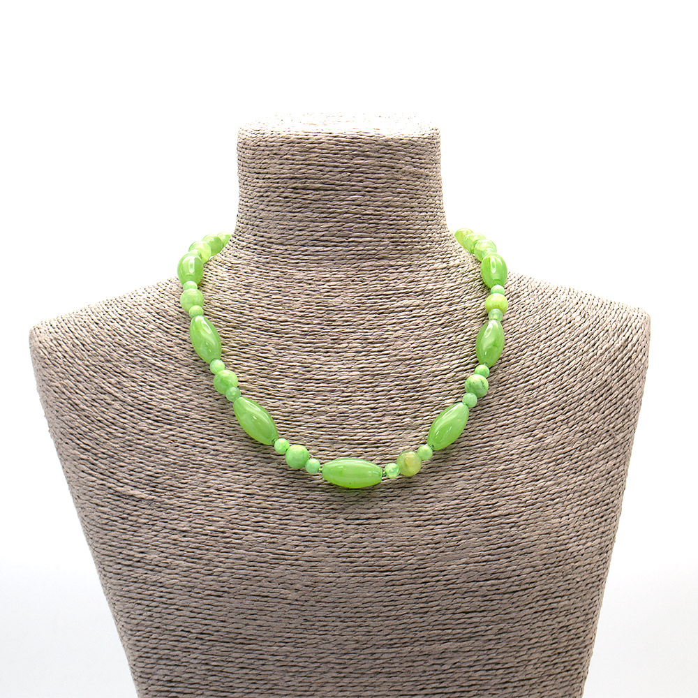 Фото товара бусы из оникса зеленого бочонок