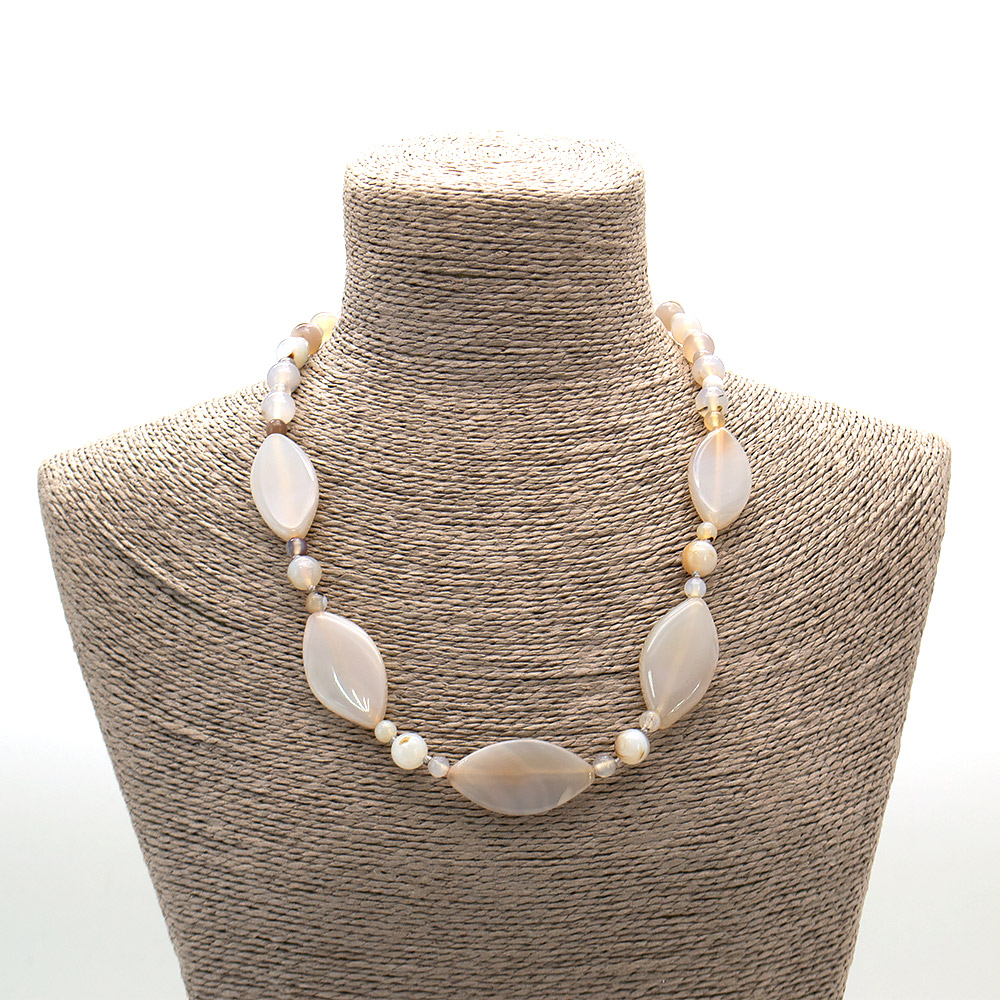 Фото товара бусы из агата светло-серого таблетка овальная витая 42*23 мм