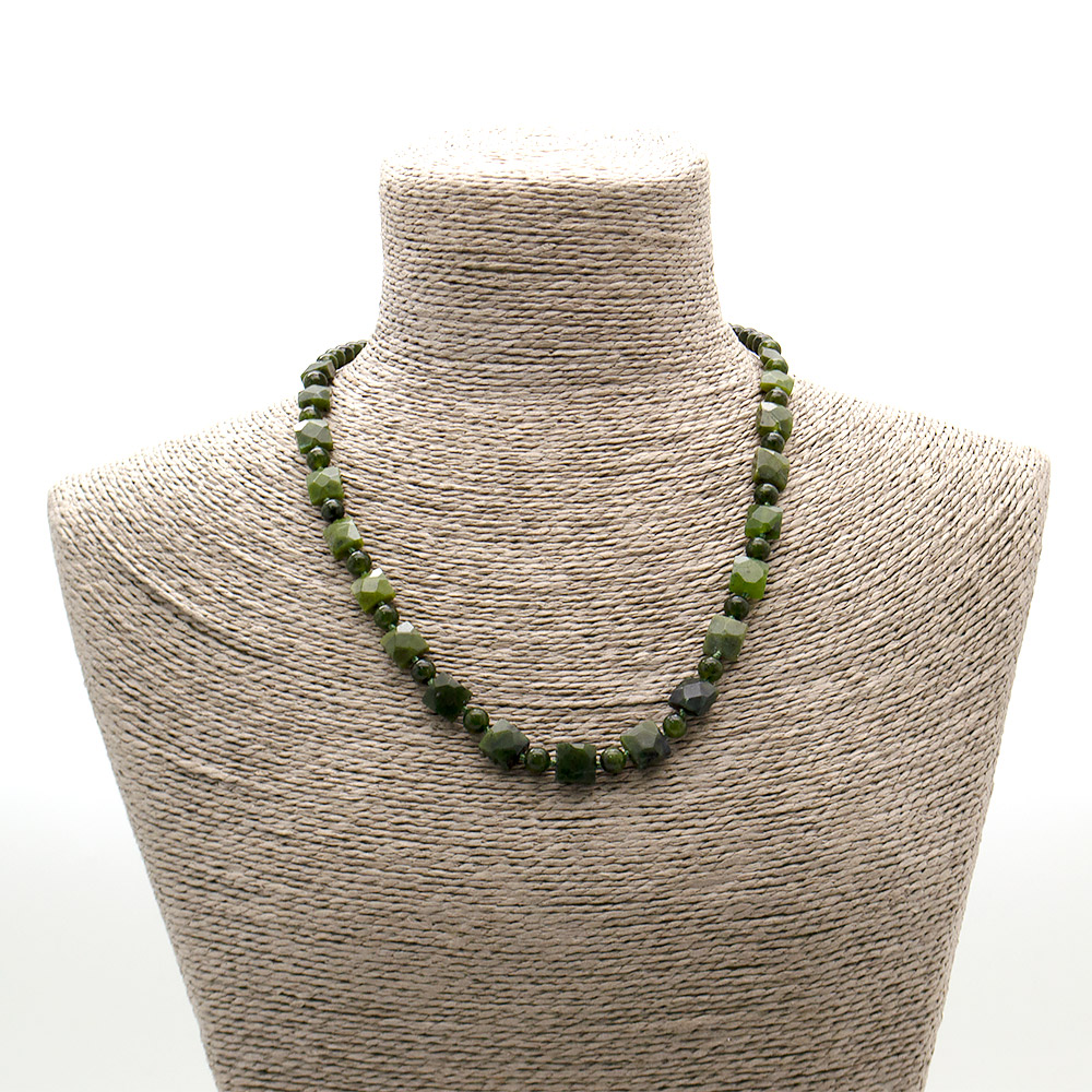 Фото товара бусы из нефрита квадрат граненый