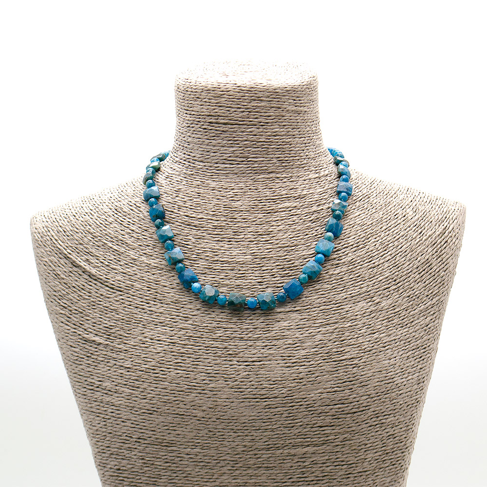 Фото товара бусы из апатита квадрат граненый