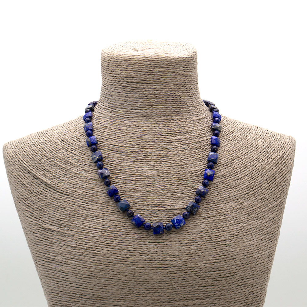 Фото товара бусы из лазурита квадрат граненый