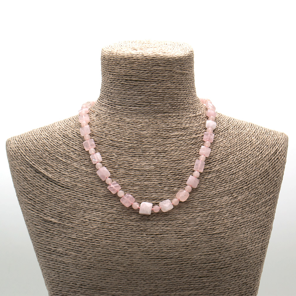 Фото товара бусы из розового кварца квадрат граненый