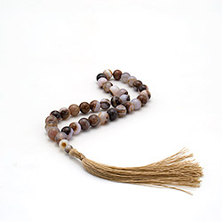 Фото товара четки из агата цвет ботсван 10 мм 33 бусины