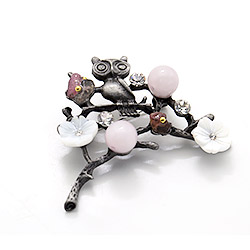 Брошь "Сова на ветке"розовый кварц А0076