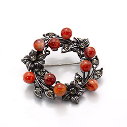 Брошь "Венок с цветами" сердолик А0098