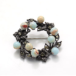 Брошь "Венок с цветами" варисцит  А0098