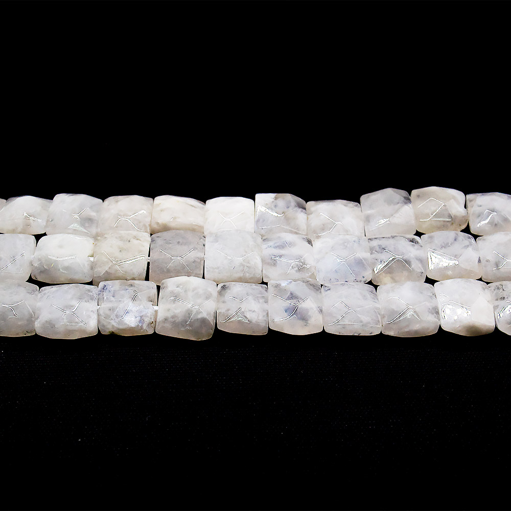 Лунный камень квадрат 10 мм с гранями