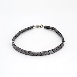 Браслет гематит стрелка плоская 4*4