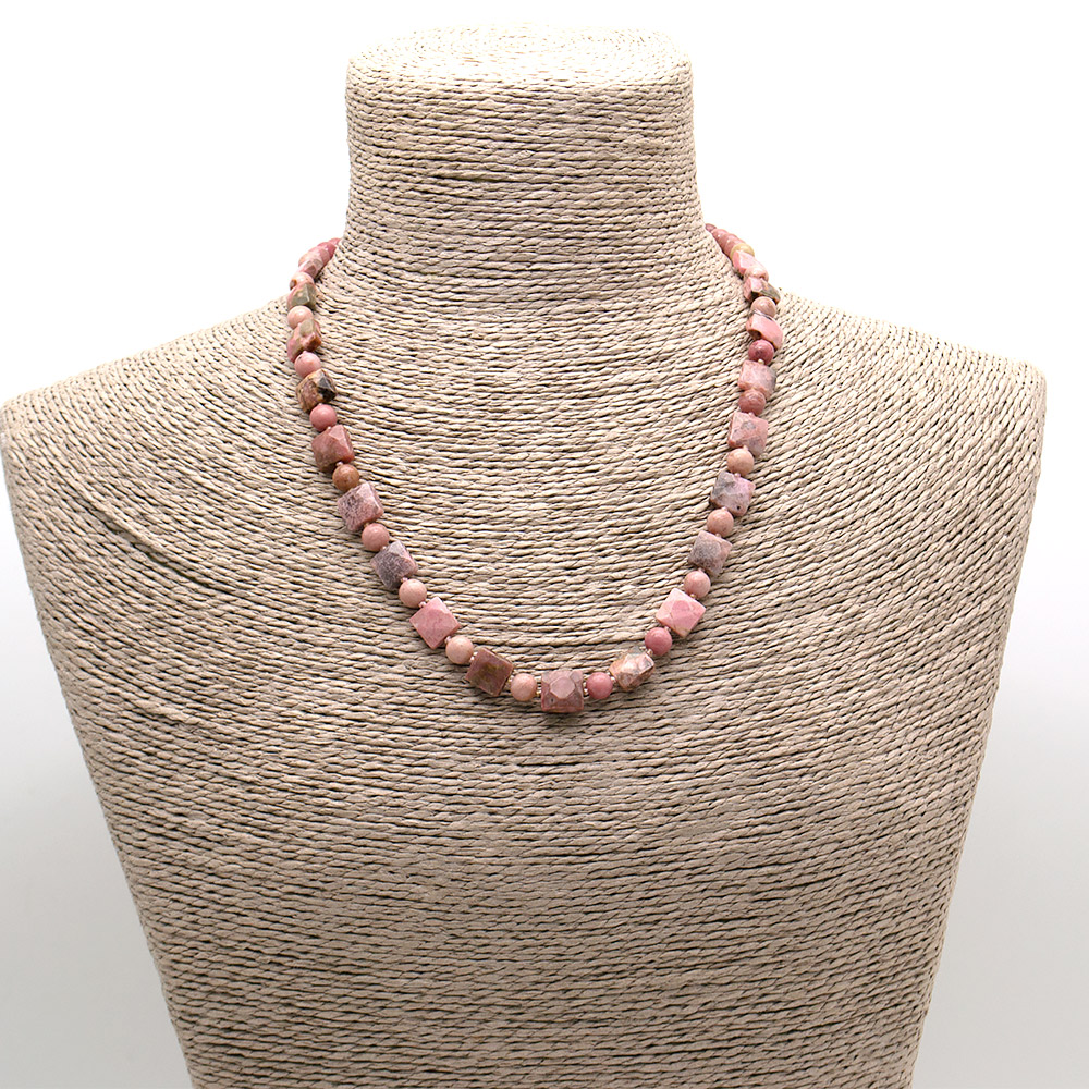 Фото товара бусы из родонита розового квадрат грань 10мм