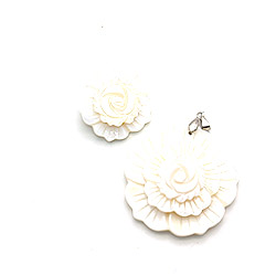 Кулон из перламутра белого "Цветок"