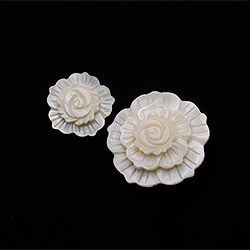 Брошь-кулон из перламутра белого "Цветок"