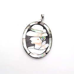 Кулон-камея перламутр